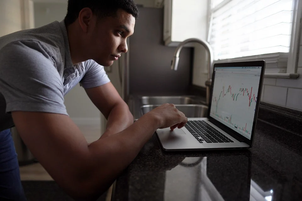 Man using investment platforms on a laptop